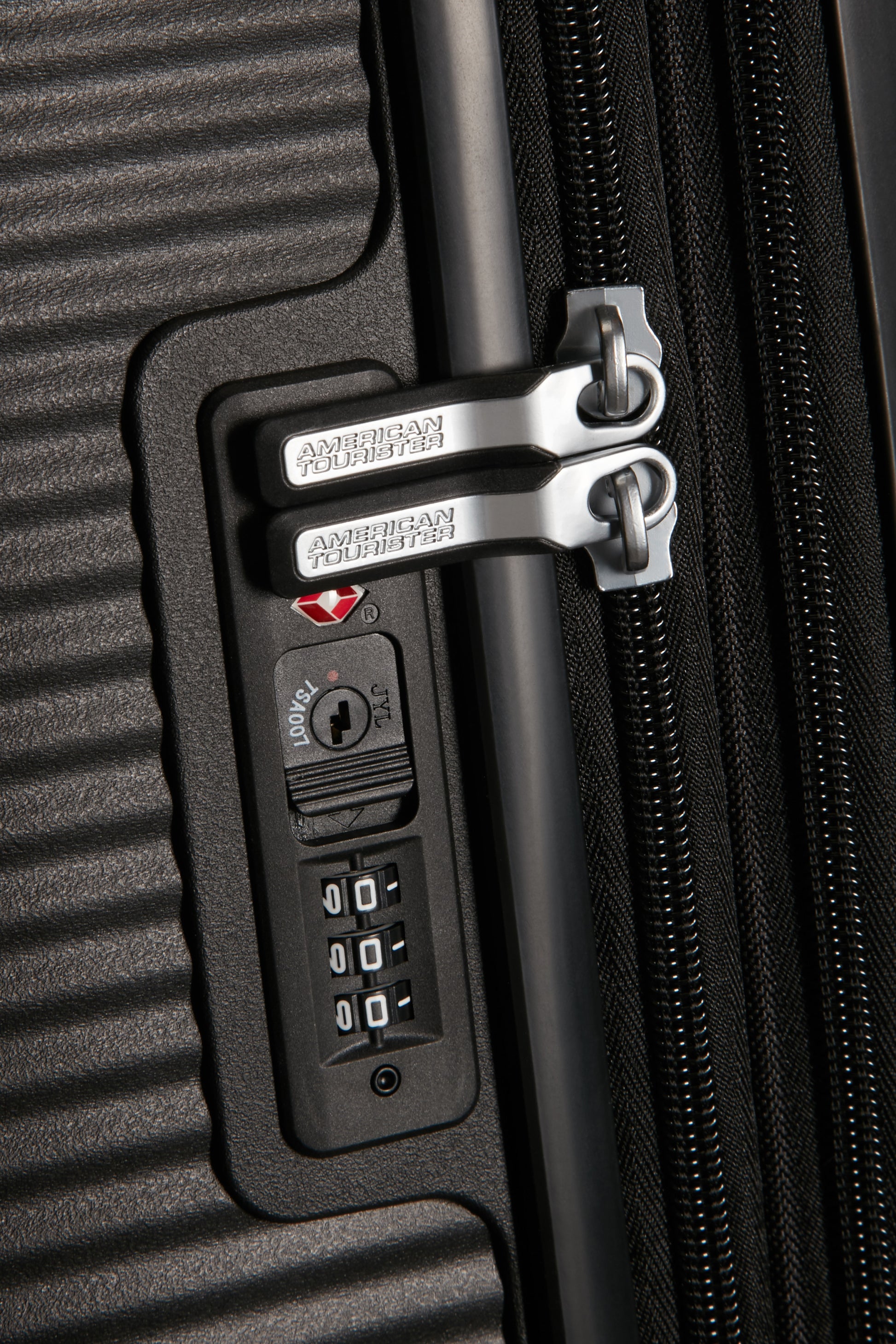 American Tourister SoundBox Spinner TSA Expandable 67cm