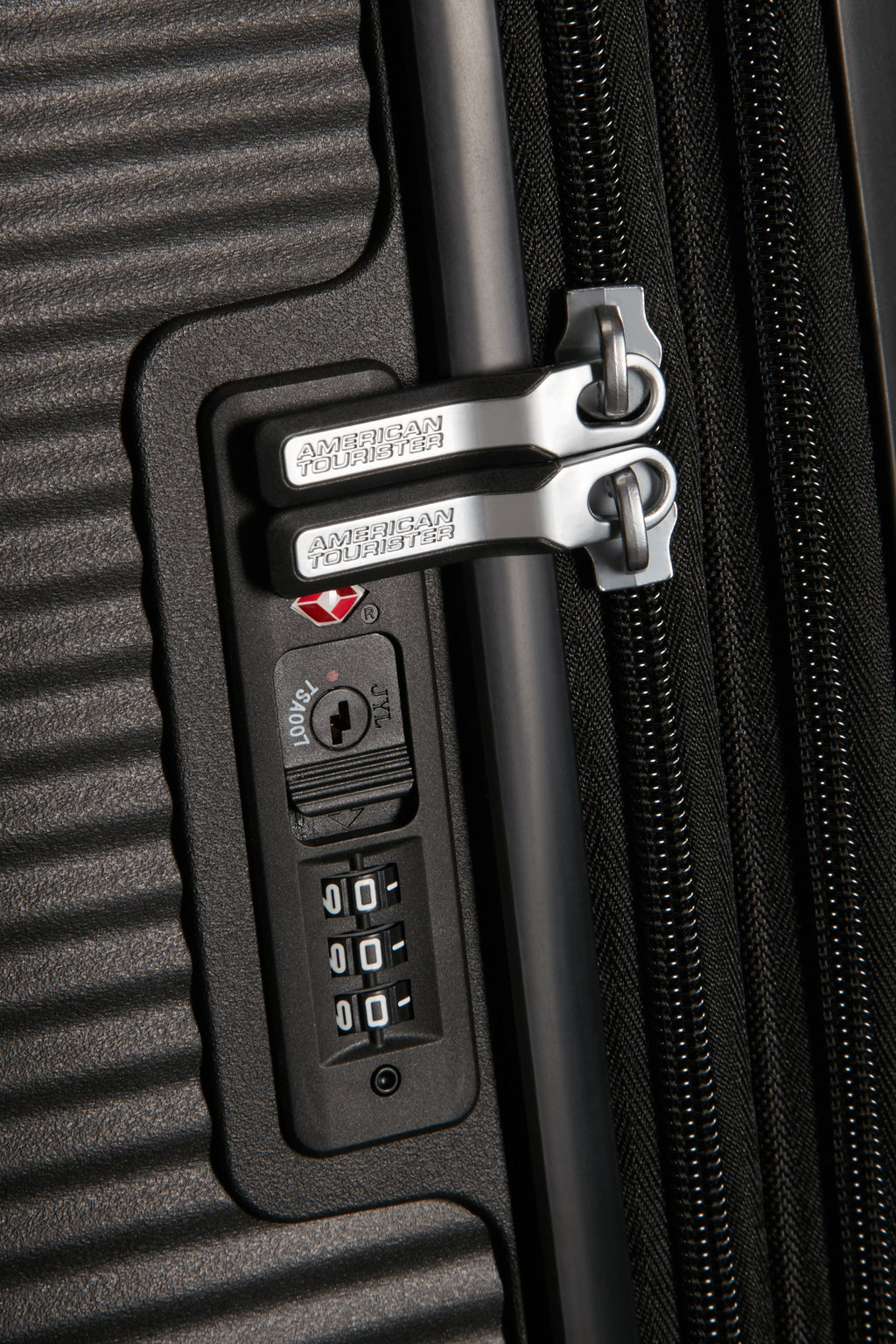 American Tourister SoundBox Spinner TSA Expandable 77cm