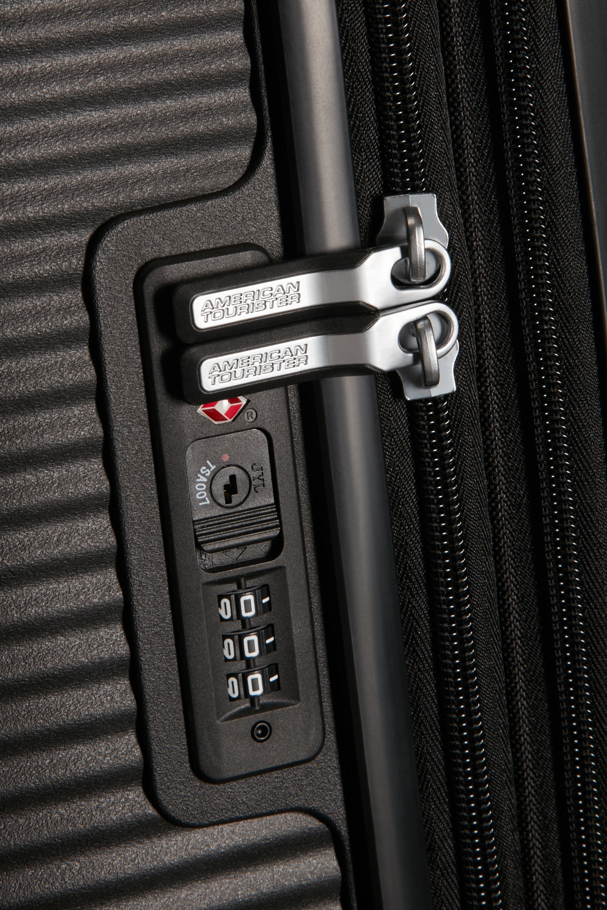 American Tourister SoundBox Spinner TSA Expandable 77cm